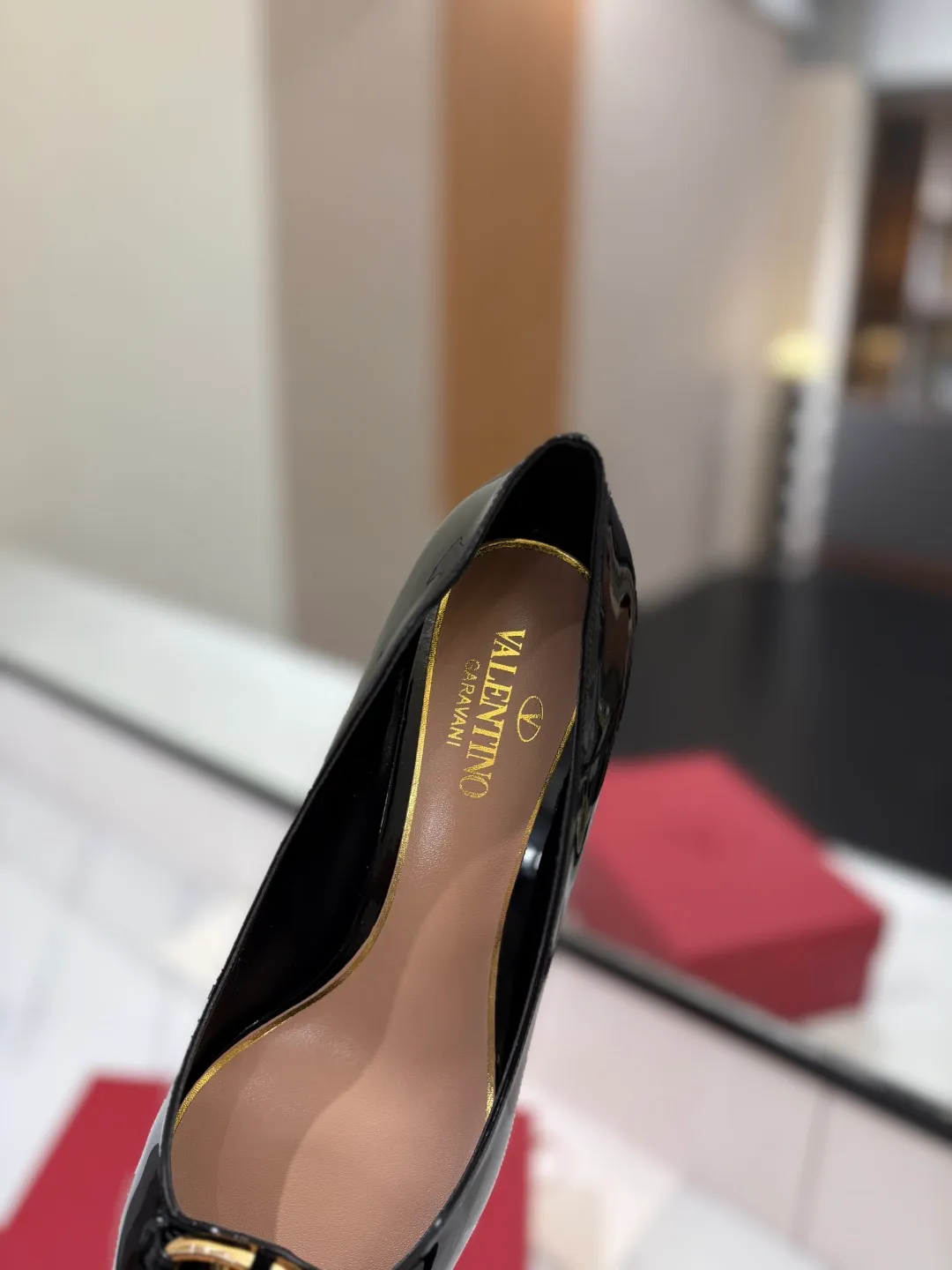 💕💕Factory direct selling price p520💕💕 VALENTINO’s hottest new high-heeled shoes, latest logo buckle, perfect combination with sexy pointed toe❤️‍🔥❤️‍🔥❤️‍🔥❤️‍🔥It is simply the pinnacle of summer fashion💖💖💖💖original replica Upper: patent leather, subleather Outsole: Italian leather outsole Heel height: 6.5cm Size: 35-39 (40 41 42 customized, non-refundable and non-exchangeable)